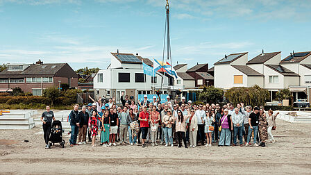 Groepsfoto met alle kopers van Nieuw Rijnvaert fase 1A en projectbetrokkenen.